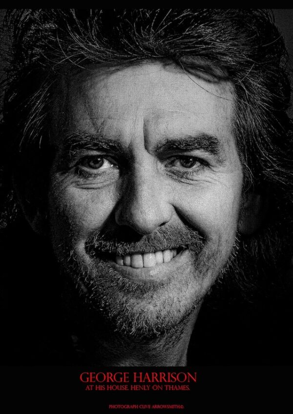 Portrait de George Harrison dans sa maison au bord de la Tamise photographie d'art en noir et blanc par le photographe Clive Arrowsmith