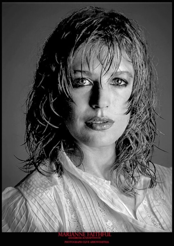 portrait de Marianne Faithfull de son album Dangerous Acquaintances photographie d'art en noir et blanc de Clive Arrowsmith