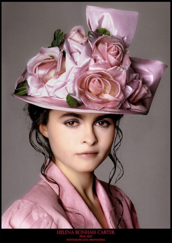 Helena Bonham Carter pink hat photographie par Clive Arrowsmith