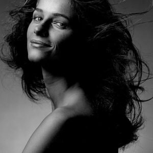 portrait de l'actrice Charlotte Rampling photographie d'art en noir et blanc par le photographe Clive Arrowsmith