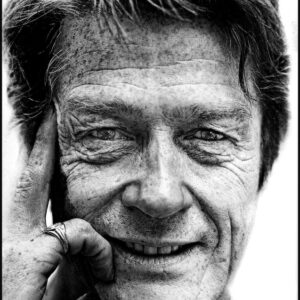 portrait de l'acteur John Hurt photographie d'art en noir et blanc par le photographe britannique Clive arrowsmith