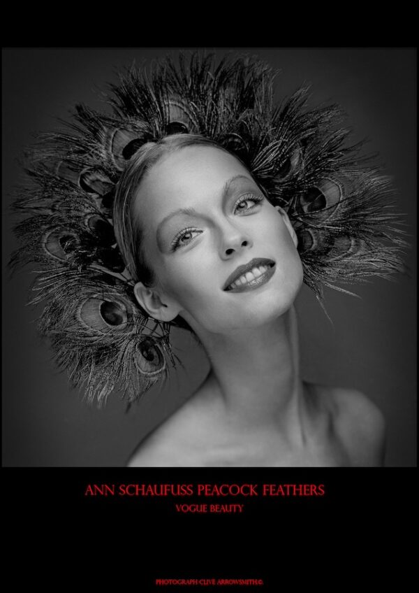 photographie d'art de mode édition limitée Ann Schaufuss peacock feathers la muse du photographe Clive Arrowsmith