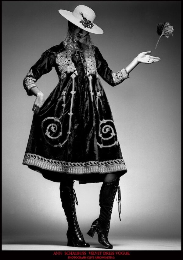 photographie d'art de mode édition poster Ann velvet dress la muse du photographe Clive Arrowsmith