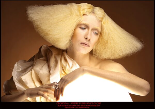 photographie d'art de mode édition poster Georgina sphere luminance globe par le photographe Clive Arrowsmith
