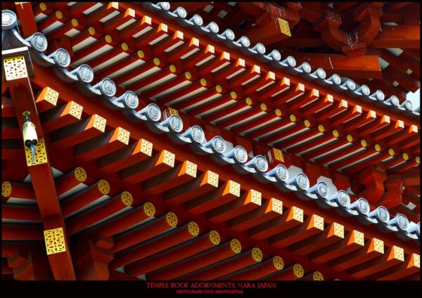 photographie d'art de la série voyage édition poster temple roof adornments Nara Japan par le photographe Clive Arrowsmith