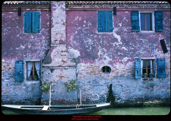 photographie d'art de la série voyage édition poster the empty gondola Venice par le photographe Clive Arrowsmith