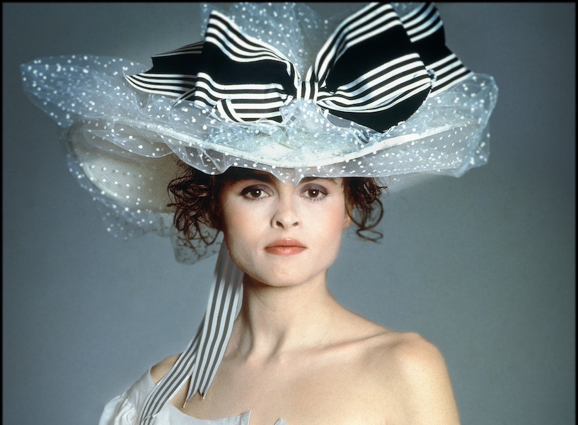 portrait de Helena Bonham Carter en costume d'époque et un grand chapeau par le photographe Clive Arrowsmith exclusivité Maison Sensey