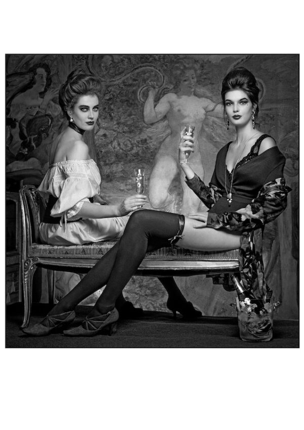 photographie d'art de mode édition limitée collection privée Ladies of the night in château Epernay par le photographe Clive Arrowsmith