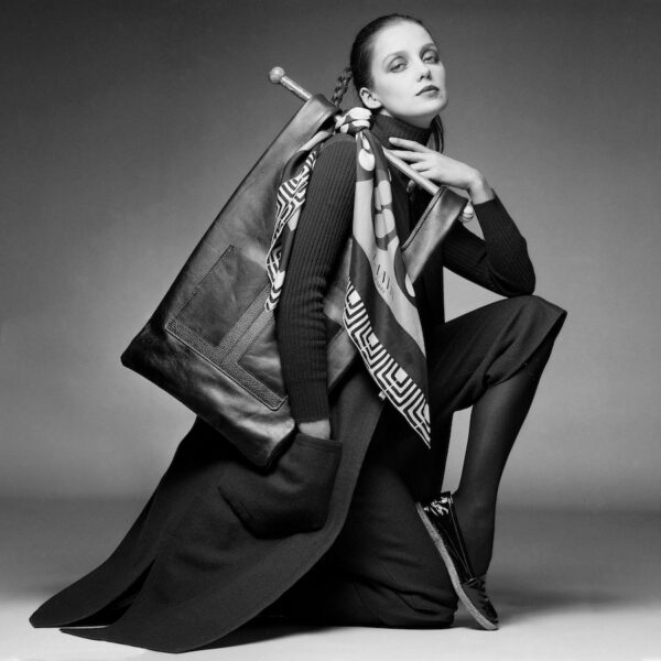 photographie d'art de mode édition limitée collection privée Donna big bag Paris 1970 par le photographe Clive Arrowsmith
