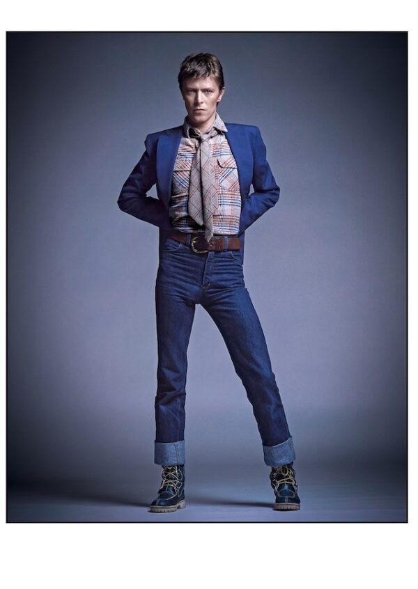 David Bowie Hands behind his back photographie par Clive Arrowsmith