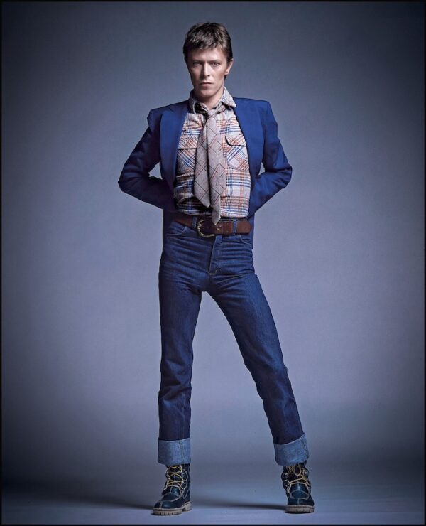 David Bowie Hands behind his back photographie par Clive Arrowsmith