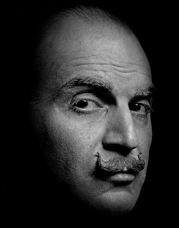 ELDS-667_David_Suchet_as_Hercule_Poirot_Detective_Art_Clive_Arrowsmith©Maison_Sensey_Photographie