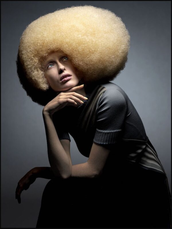 photographie d'art de mode édition limitée Hair in the clouds par le photographe Clive Arrowsmith