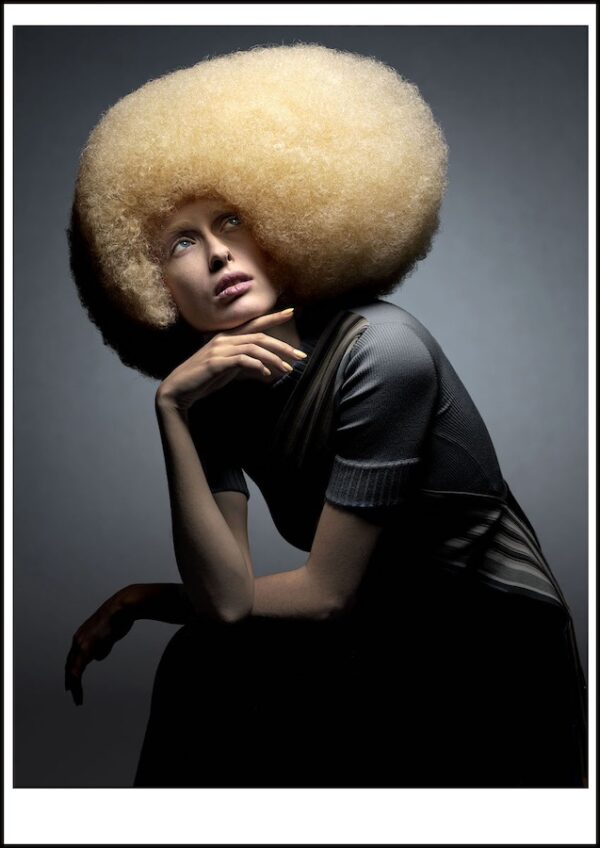 photographie d'art de mode édition limitée Hair in the clouds par le photographe Clive Arrowsmith