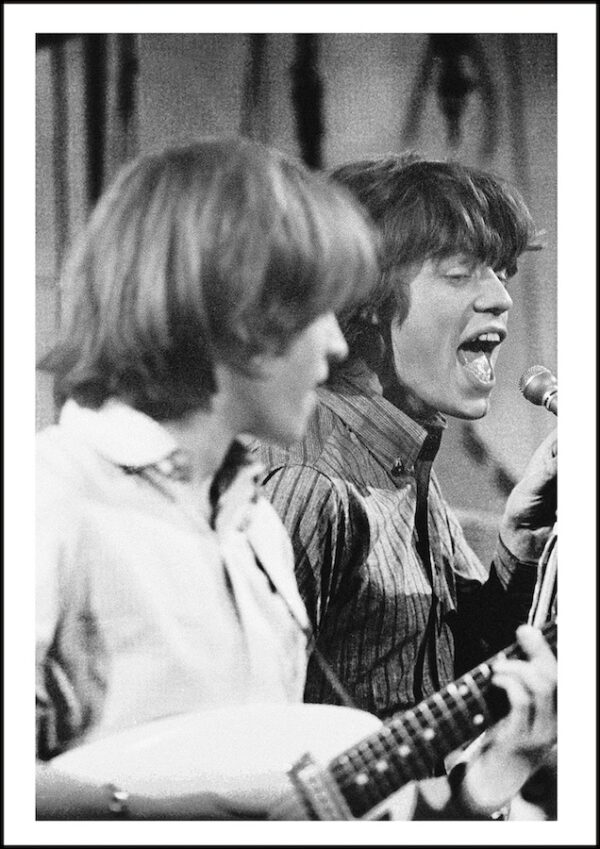 Mick Jagger and Brian Jones playing photographie par Clive Arrowsmith
