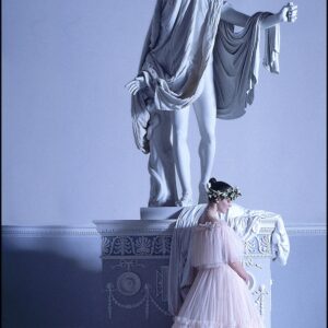 ELSP-641_Statue_and_Pink_Lady_Harpers_Art_Clive_Arrowsmith©Maison_Sensey_Photographie