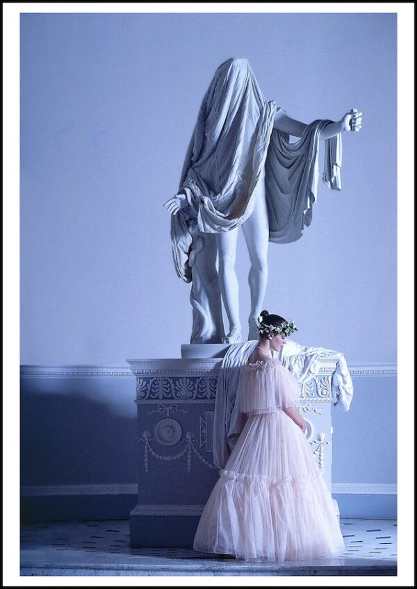 ELSP_641_Statue_and_Pink_Lady_Harpers_Art_Clive_Arrowsmith©Maison_Sensey_Photographie