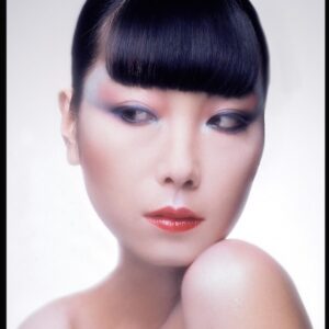 portrait de sayoko Yamaguchi Side Glance photographie d'art par le photographe Clive Arrowsmith