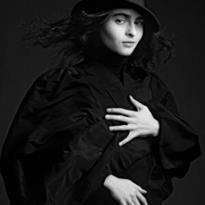 portrait de l'actrice Helena Bonham Carter avec un chapeau photographie d'art en noir et blanc par le photographe Clive Arrowsmith
