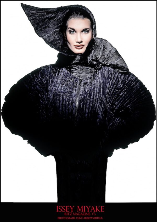 photographie d'art de mode édition poster Issey Miyake Ritz magazine par le photographe Clive Arrowsmith