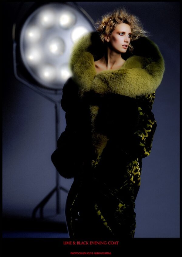 photographie d'art de mode édition poster Lime & black evening coat par le photographe Clive Arrowsmith