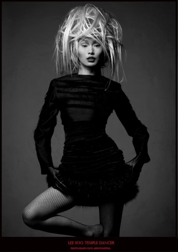 photographie d'art de mode édition poster Lee Soo temple dancer par le photographe Clive Arrowsmith