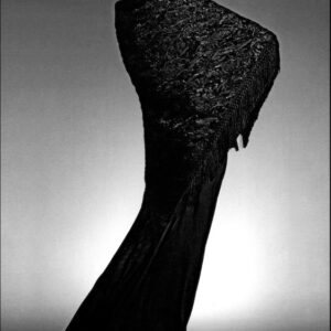 FAMS-753_Moyra_Swan_Black_Cape_Vogue_1971_Clive_Arrowsmith©Maison_Sensey_Photographie
