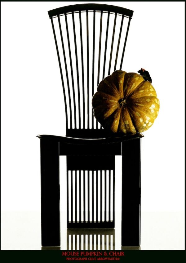 photographie d'art de mode édition poster mouse pumpkin & chair par le photographe Clive Arrowsmith