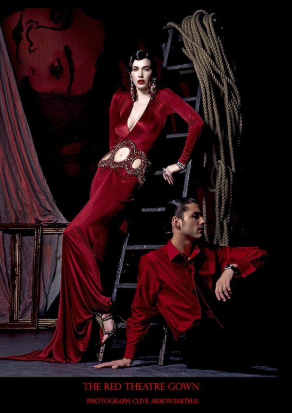photographie d'art de mode édition poster the red theatre gown par le photographe Clive Arrowsmith