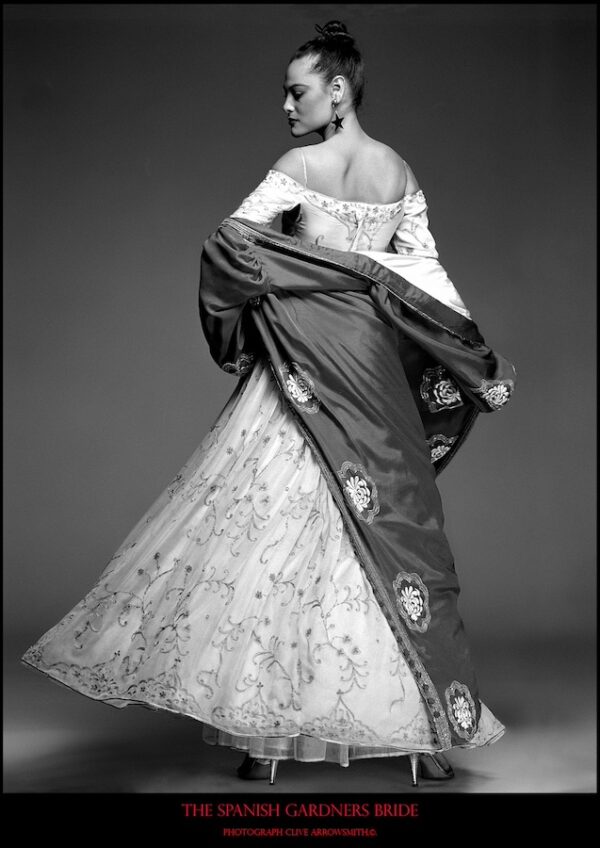 photographie d'art de mode édition poster the Spanish gardners bride par le photographe Clive Arrowsmith