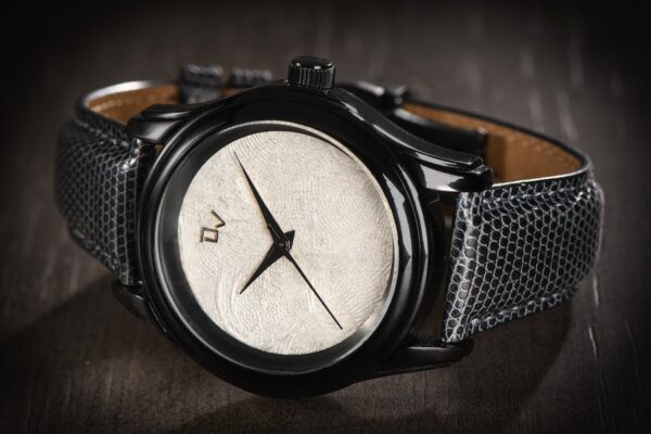 La montre empreintes De Villers c'est une expérience horlogère pour inscrire vos empreintes dans le temps