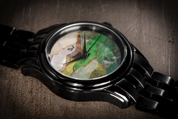 montre marqueterie de pierre Iland De Villers collection métiers d'art mouvement mécanique remontage automatique bracelet inox noir